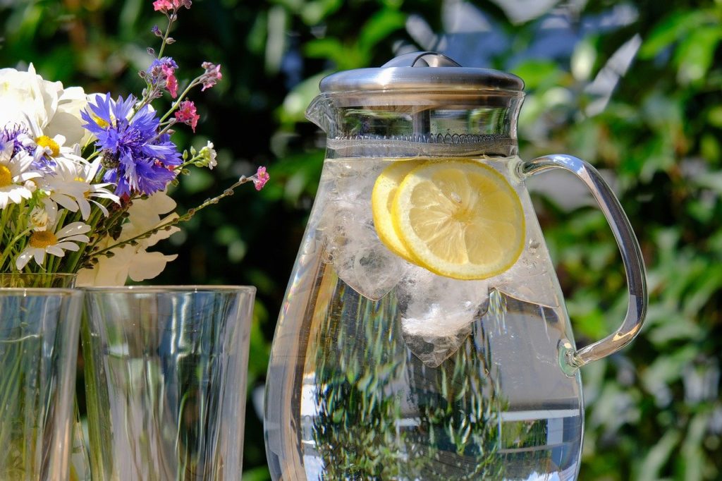 water with lemon