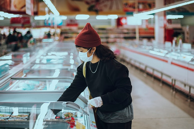 woman wearing mask in grocery